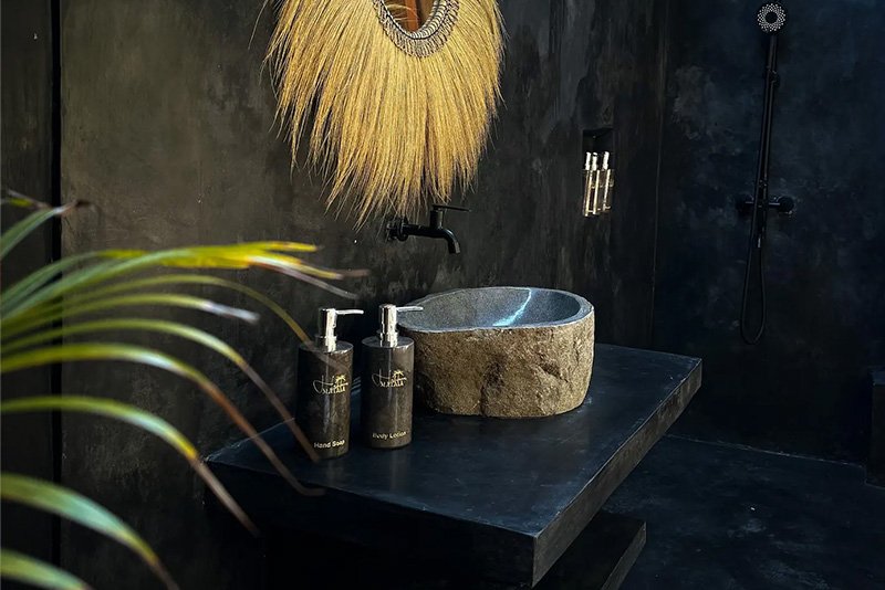 Bathroom decoration in provate bungalow Hakuna Matata
