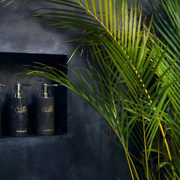 Private bathroom at Hakuna Matata Bungalows