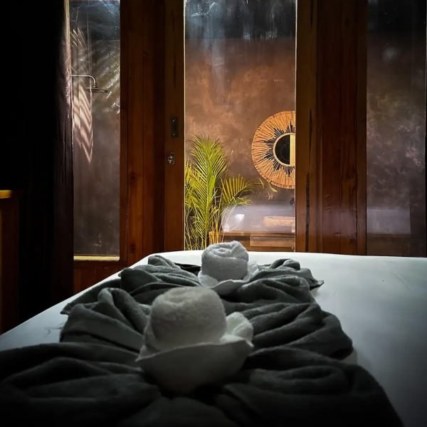 Towels at double bedroom at Hotel Hakuna Matata in Gili Air